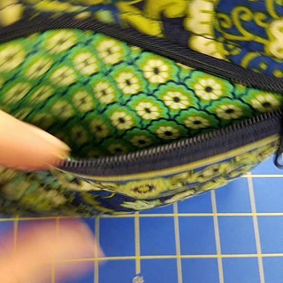 Vera Bradley Cross Body Purse Green 6" x 7" x 1" - Picture 3 of 12